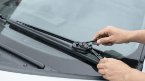 Neues Wischblatt wird am Wischerarm eingerastet – Scheibenwischer wechseln in wenigen Minuten